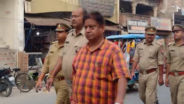 लालगंज कस्बे में होने वाले कल जुम्मे की नवाज को लेकर लालगंज कोतवाली पुलिस ने निकाली फ्लैग मार्च सीओ एस डी एम रहे मौजूद।