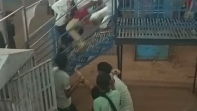 मेले में लगा हुआ झूला टूटकर गिरा