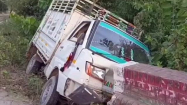 कल्याणपुरवा के पास अनियंत्रित होकर पिकप पुलिया से टकराई हादसे में दो लोग चोटिल