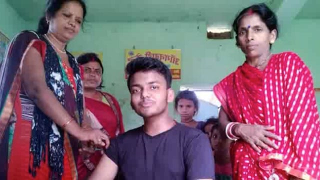 गुरुवार को फलका स्वास्थ्य विभाग के द्वारा विभिन्न जगहों पर शिविर का आयोजन कर 150 लोगों को लगाया गया कोरोना का टीका