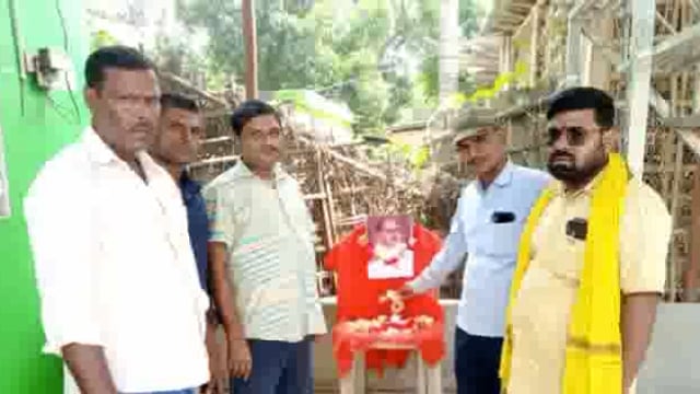 पकड़िया ग्राम स्थित पूर्व मुखिया के आवास पर डॉक्टर श्यामा प्रसाद मुखर्जी का पुण्यतिथि बलिदान दिवस के रूप में मनाया गया। 