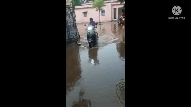 जनपद पंचायत बैकुंठपुर के प्रांगण में भरा पानी तालाब नजर आ रहा है