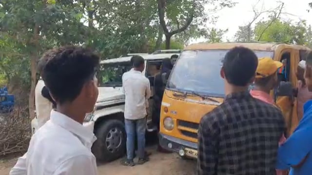 नवाबगंज के नगवा मोड़ पर बोलेरो मैजिक में हुई टक्कर दोनों में हुआ विवाद लोगों ने कराया शांत