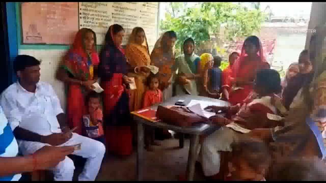 मुखिया के अध्यक्षता में फुल्लीडुमर प्रखंड के आंगनबाड़ी केंद्र संख्या 83 पर 40 बच्चों के बीच पोशाक राशि का किया गया वितरण