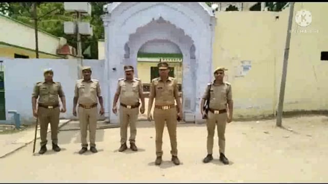 सिरौलीगौसपुर में जुमे की नमाज को शांतिपूर्ण माहौल से संपन्न कराने को लेकर मस्जिदों के बाहर भारी संख्या में पुलिस तैनात 