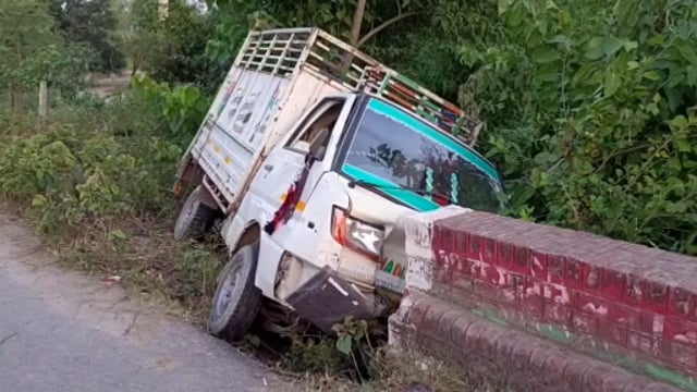 महासी . जनपद बहराइच  हरदी क्षेत्र के अंतर्गत कल्याण पुरवा गांव के अनियंत्रित होकर पुलिया से टकराई पिकअप