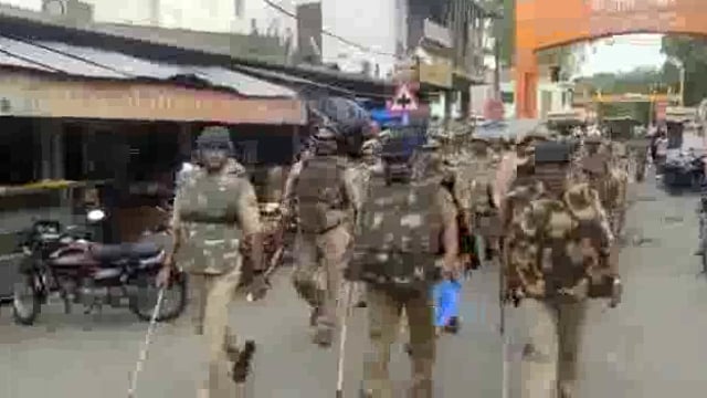 लखीमपुर खीरी (यूपी) जुमे की नमाज को लेकर मोहम्मदी पुलिस हाई अलर्ट मोड पर नगर में निकाला पैदल रूट मार्च