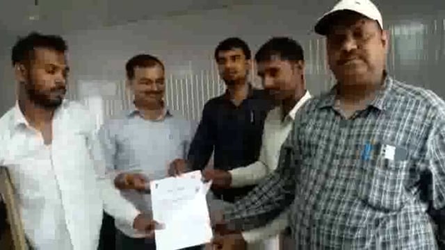 फतेहपुर तहसील ब्लाक सभागार में सशक्तिकरण विभाग के द्वारा कैंप लगाकर वितरित किए गए दिव्यांगों को प्रमाण पत्र