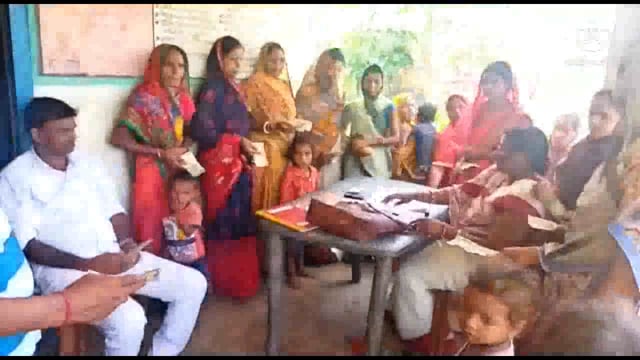 फुल्लीडुमर प्रखंड के 4 पंचायतों के सभी आंगनबाड़ी केंद्रों पर महिला पर्यवेक्षिका की देखरेख में पोशाक राशि का वितरण