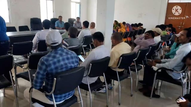 गरुड़ ऐप पर कार्य करने को लेकर बीएलओ का एक दिवसीय प्रशिक्षण, प्रशिक्षक के द्वारा मोबाइल ऐप की दी जानकारी