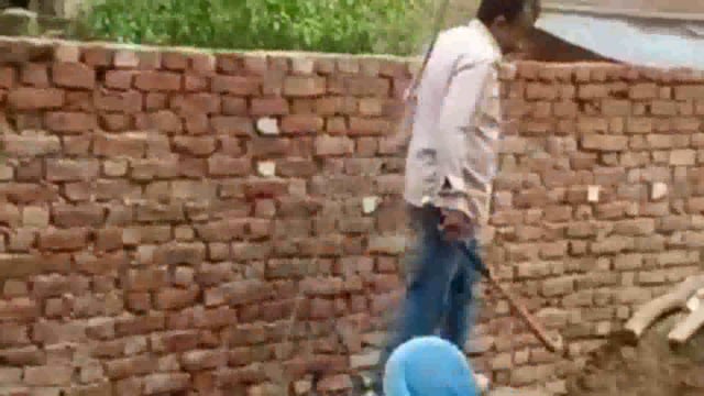 शौचालय का टैंक बना रहे दलित राजमिस्त्री और मजदूर को दबंग युवक ने हॉकी से पीटा वीडियो वारयल