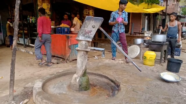 परशदेपुर कस्बे के मटियारा चौराहे पर लगे अधिकतर नल दे रहे दूषित पानी, प्यास बुझाने के लिए दूषित पानी पीने पीने को मजबूर 