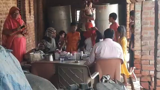 नवाबगंज क्षेत्र के कई गांव में स्वास्थ्य कर्मचारियों ने लोगों को स्वास्थ्य के प्रति जागरूक कर लगाई कोरोना वैक्सीन
