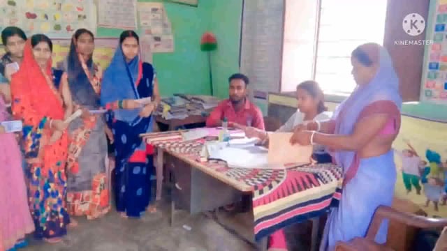 जनप्रतिनिधियों के बीच आंगनवाड़ी केंद्र संख्या 56 के पचरुखी गांव में पोशाक राशि का वितरण