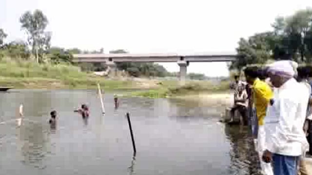 हरचंदपुर थाना क्षेत्र के आस्तिक महादेव मंदिर में परिजनों के साथ दर्शन करने आई युवती रहस्य तरीके से हुई गायब तलाश जारी।