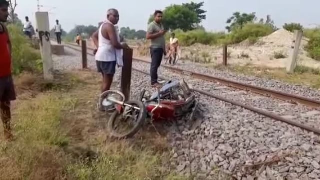 जगतपुर थाना क्षेत्र के मानवरहित क्रॉसिंग रेलवे ट्रैक पार करते समय बाइक सवार युवक बाल-बाल बचा मोटरसाइकिल हुई क्षतिग्रस्त।
