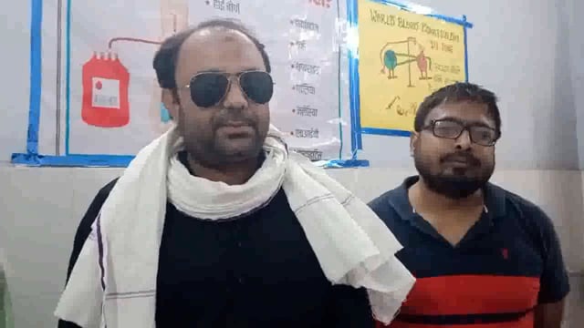हमीरपुर : गर्भवती सलमा बानो को मनोज कुमार ने डोनेट किया ब्लड