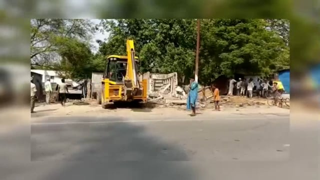 नेशनल हाईवे के किनारे स्थित अतिक्रमण पर चला प्रशासन का बुलडोजर,,, अतिक्रमण करने वालों को मैं मची भगदड़,,नानपारा नेशनल 