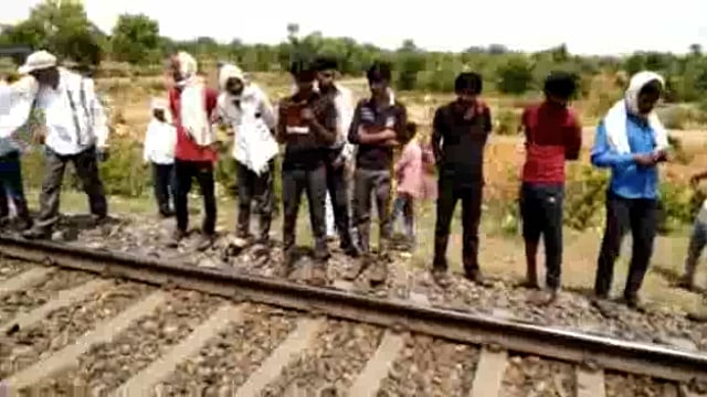 अधेड़ दंपत्ति ने ट्रेन  के आगे कूदकर  दी अपनी जान, बीमारी से तंग आकर  पति पत्नी ने की आत्महत्या