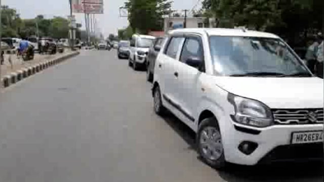 शहर में डीएम के निर्देशों का नहीं हो रहा है अनुपालन,सड़कों पर ही पार्क हो रही है गाड़ियां