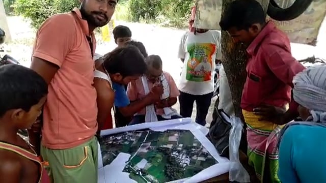 लेखपाल राकेश कुमार गुप्ता ने गांव में पहुंचकर किया आबादी का सत्यापन