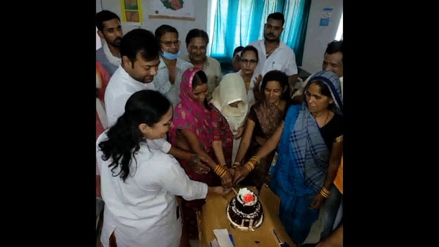 चरखारी विधायक ने chc में मनाया अपने पुत्र का जन्मदिन,मरीजो को वितरित किये फल