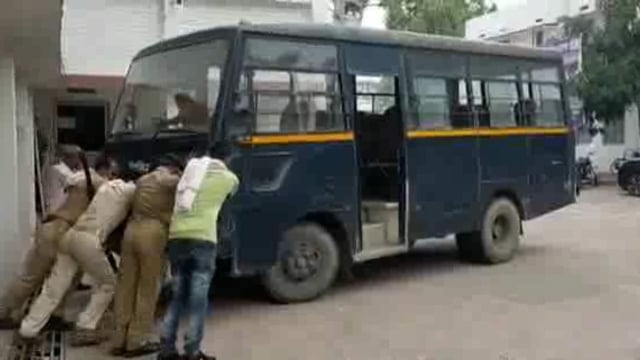 जिला मुख्यालय औरंगाबाद में पुलिस की धक्का मार बस,धक्का देकर किया गया स्टार्ट