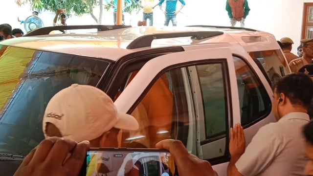 कर्माही गांव में 40 मिनट तक रुके सीएम योगी जताई शोक संवेदना