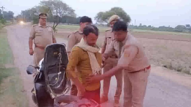 क्षेत्राधिकारी डॉक्टर जंग बहादुर यादव थाना प्रभारी निरीक्षक शमशेर बहादुर सिंह वा प्रवीण कुमार एवं टीम के साथ हुलास पुरवा