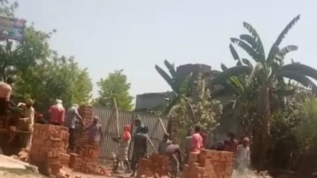 बंजर भूमि में हो रहा कब्जा रिपोर्ट मे निर्माण  रूका डलमऊ तहसील प्रशासन  की लापरवाही से एक  के बाद  एक आ रही है वही क्षेत