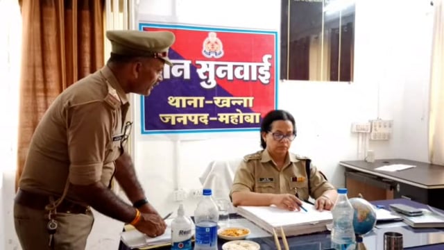 महोबा: एसपी सुधा सिंह ने किया कबरई और खन्ना थाने का अर्दली रूम