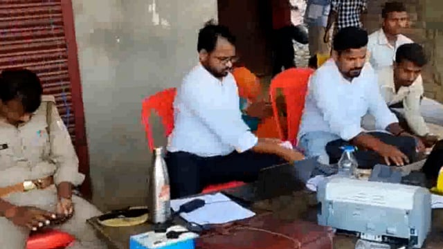 ikauna: बिजली विभाग के कर्मचारियों ने कैंप लगाकर उपभोक्ताओं से जमा कराया दो लाख सैंतालीस हजार रुपये बकाया बिजली बिल