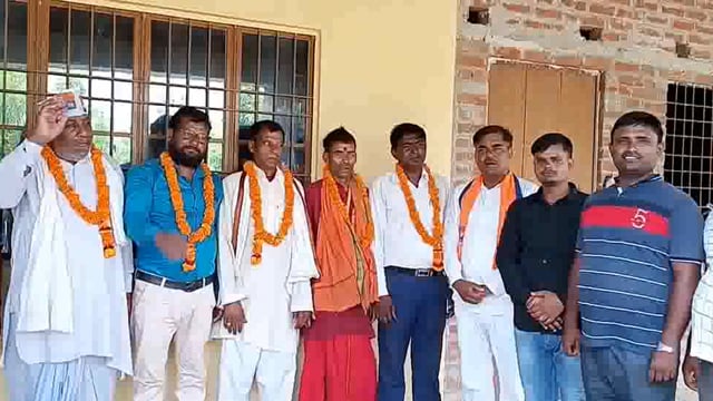 ikauna: अपना दल एस की बैठक में सदस्यता लेकर कई लोग हुये पार्टी में हुए शामिल