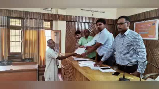 लखीमपुर खीरी (यूपी) मोहम्मदी तहसील सभागार में एसडीएम व तहसीलदार के द्वारा बांटे गए घरौनी प्रपत्र