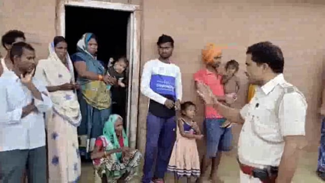 नशा मुक्ति दिवस पर बारुण थानाध्यक्ष ने चलाया जागरूकता अभियान,बच्चो के बीच बाटे पाठ्य सामग्री