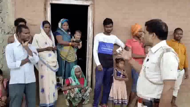 नशा मुक्ति दिवस पर बारुण थानाध्यक्ष ने चलाया जागरूकता अभियान,बच्चो के बीच बाटे पाठ्य सामग्री