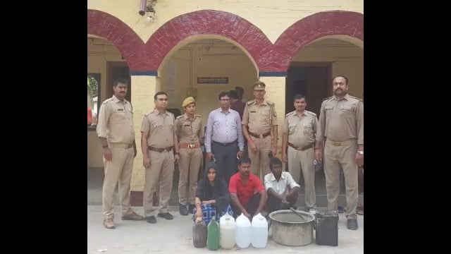 रामसनेहीघाट: थाना टिकैतनगर पुलिस ने 40 लीटर अवैध कच्चीशराब के साथ पांच को किया गिरफ्तार एवं भारी मात्रा में लहन किया न
