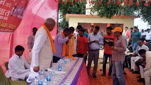 सिद्धार्थनगर जिले के उस्का मे सांसद जगदम्बिका पाल ने सुनी जन समस्या 