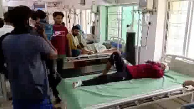 सड़क हादसे में बाइक सवार 3 युवक गम्भीर रूप से घायल