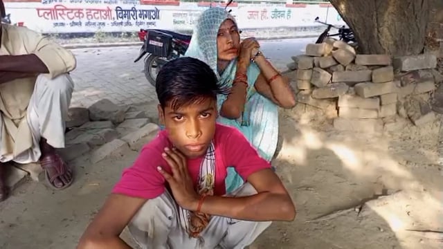 कठिघरा गांव में बाग से आम तोड़ने पर मासूम बालक की हुई पिटाई, पीड़ित अपने माता-पिता के साथ पहुंचा महोली कोतवाली...