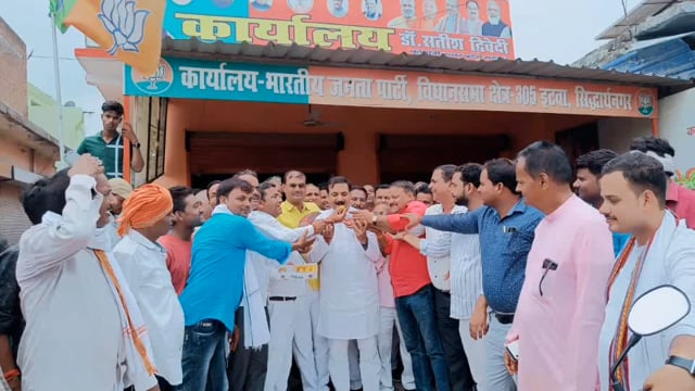 आजमगढ़ और रामपुर में लोकसभा चुनाव में जीत को लेकर इटवा इस्थितिभाजपा कार्यालय पर एक दूसरों को खिलाएगी मिठाई ।