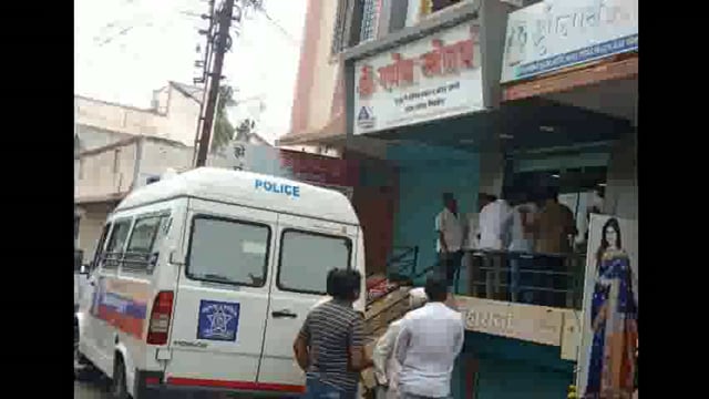 आटपाडी येथील ओम गणेश ज्वेलर्स मध्ये मोठी चोरी सोने-चांदी रोख रकमेसह सतरा लाख पाच हजार रुपये चा मुद्देमाल लंपास #police