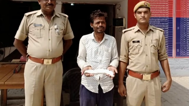 नसीराबाद पुलिस ने थाना क्षेत्र के  धनई मजरे डीघा गांव निवासी मो तौफीक को 12 बोर अवैध तमंचे के साथ गिरफ्तार कर भेजा जेल।