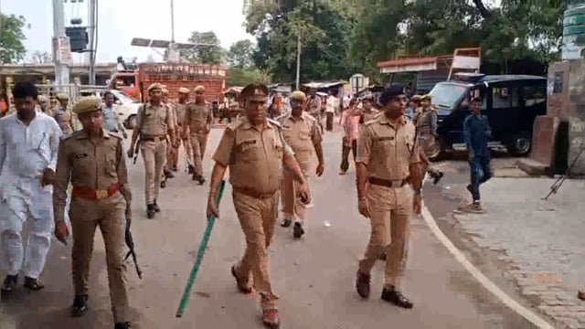 चरखारी पुलिस टीम ने शान्ति व्यवस्था के मद्देनजर नगर में किया पैदल गस्त 