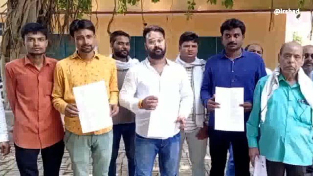 हमीरपुर: ग्रामीणों ने भूमि के उचित मुआवजे की मांग को लेकर जिलाधिकारी को सौंपा ज्ञापन