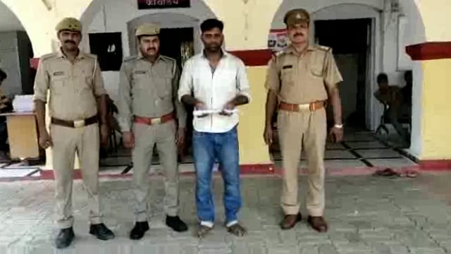 जिला बदर अभियुक्त को लोनी कटरा पुलिस द्वारा गिरफ्तार कर भेजा गया जेल