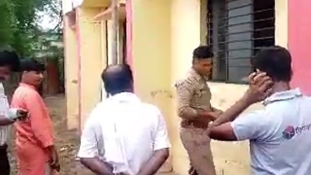 गोंडा प्राथमिक स्वास्थ्य केंद्र पर बीती रात अज्ञात चोरों ने खिड़की तोड़कर औषधि पर किया हाथ साफ जांच में जुटी पुलिस