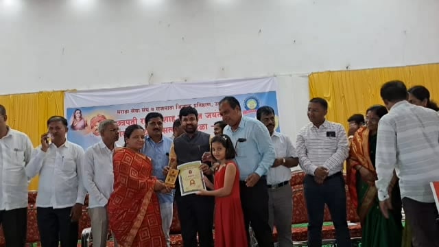 राज्यमंत्री संजय बनसोडे यांच्या हस्ते गुणवंत विद्यार्थ्यांचा सत्कार