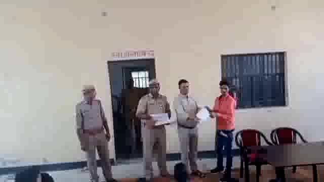 अग्निशमन कार्यालय पर प्रशिक्षित  किये गए  सचेतकों  को मुख्य अग्निशमन अधिकारीने वितरित किये प्रमाणपत्र