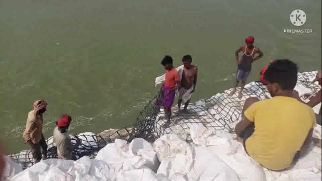 तिलवारी गांव के पास नदी की कटान को रोकने के लिए बाढ़ खंड विभाग द्वारा बोरियों में बालू भरवा कर कटान रोकने का प्रयास जारी